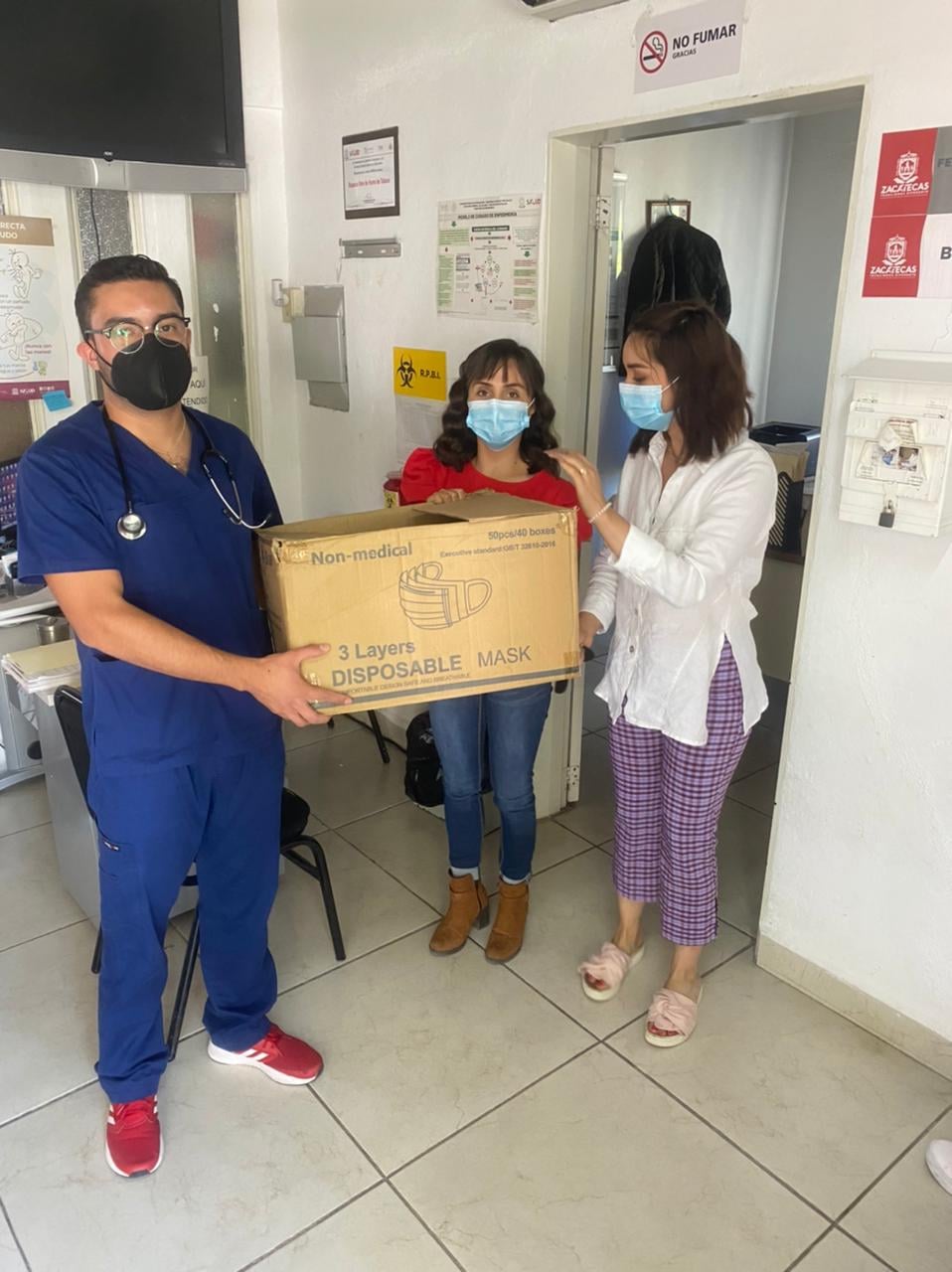 ENTREGAN DONACION DE CUBREBOCAS EN MOYAHUA