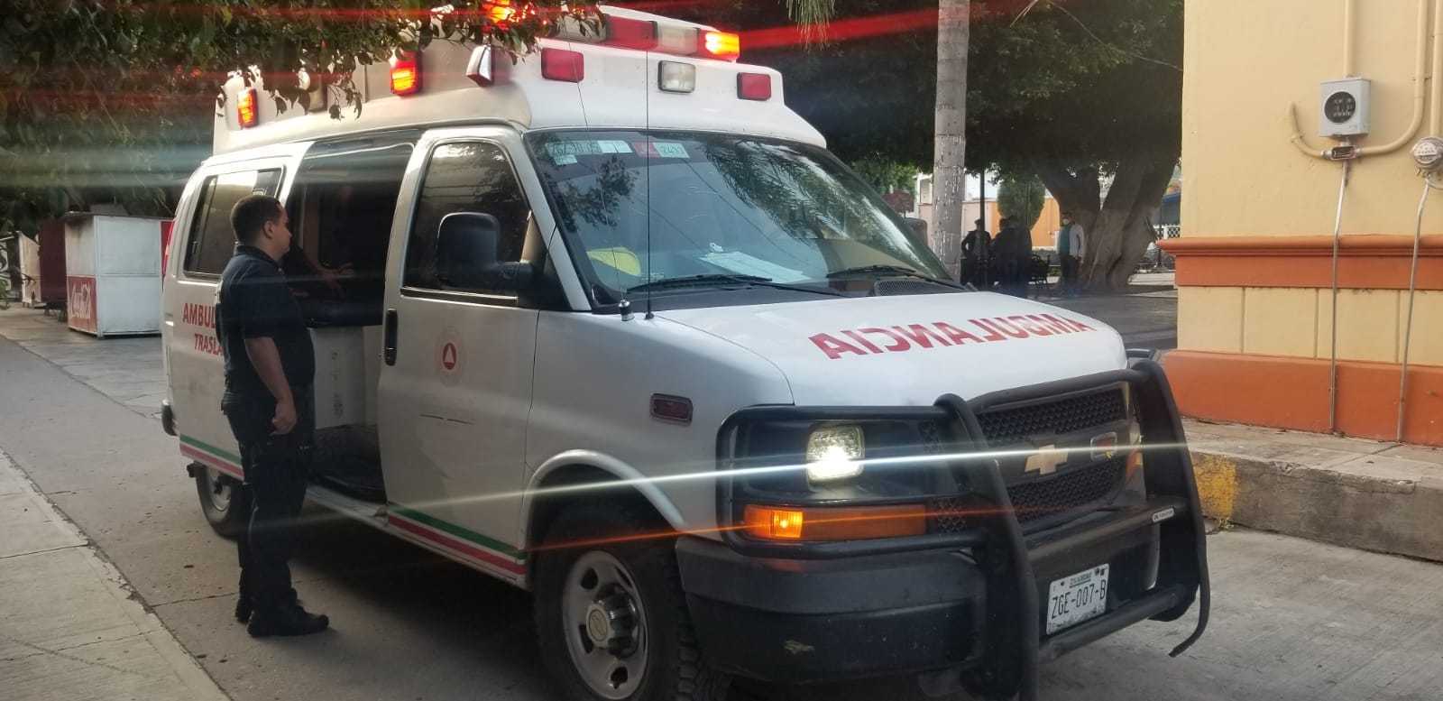 SALVAN DE ASFIXIA A PERSONA EN APOZOL.