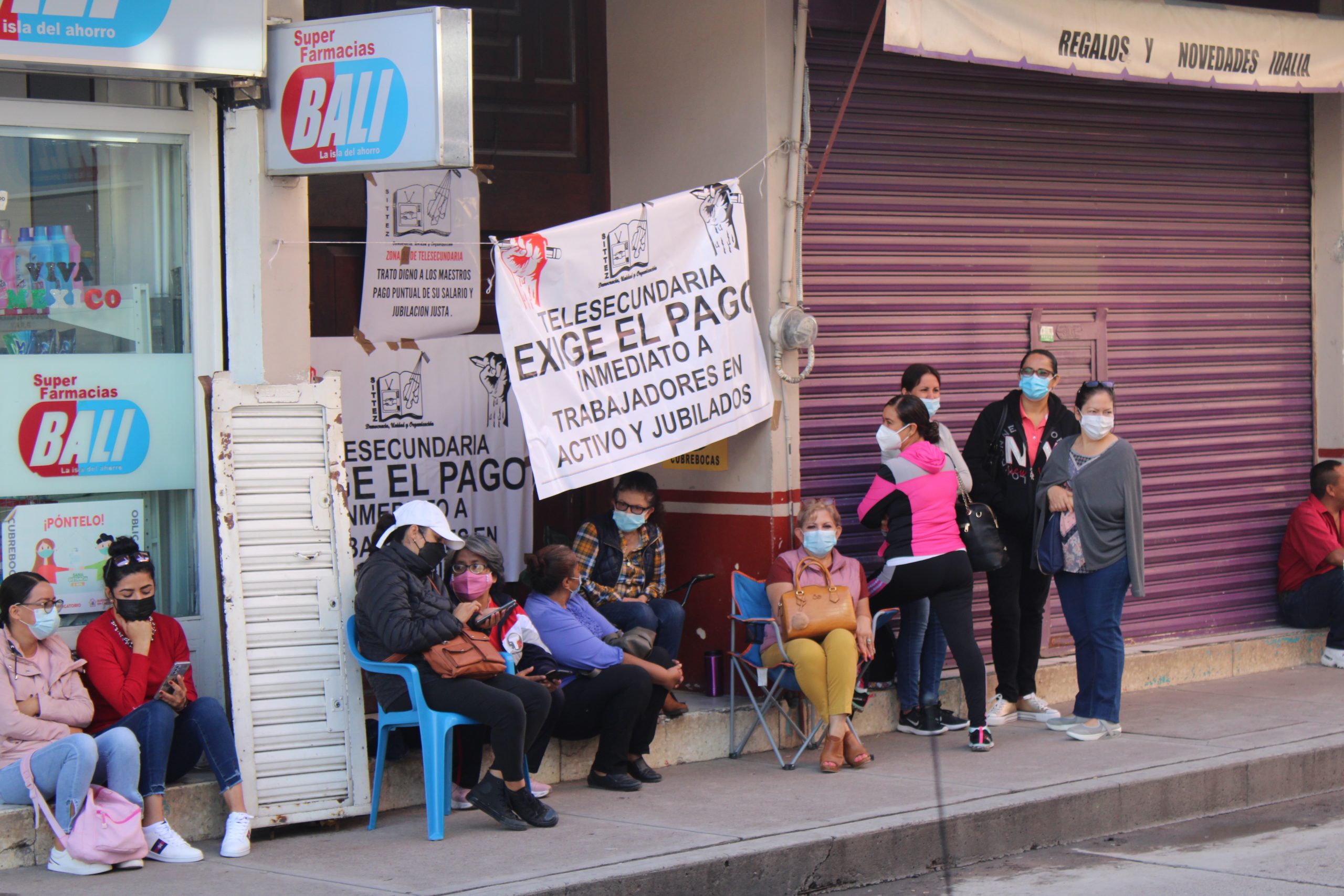 OFENDIDOS, IGNORADOS Y SIN PAGO, LOS MAESTROS DE JALPA.
