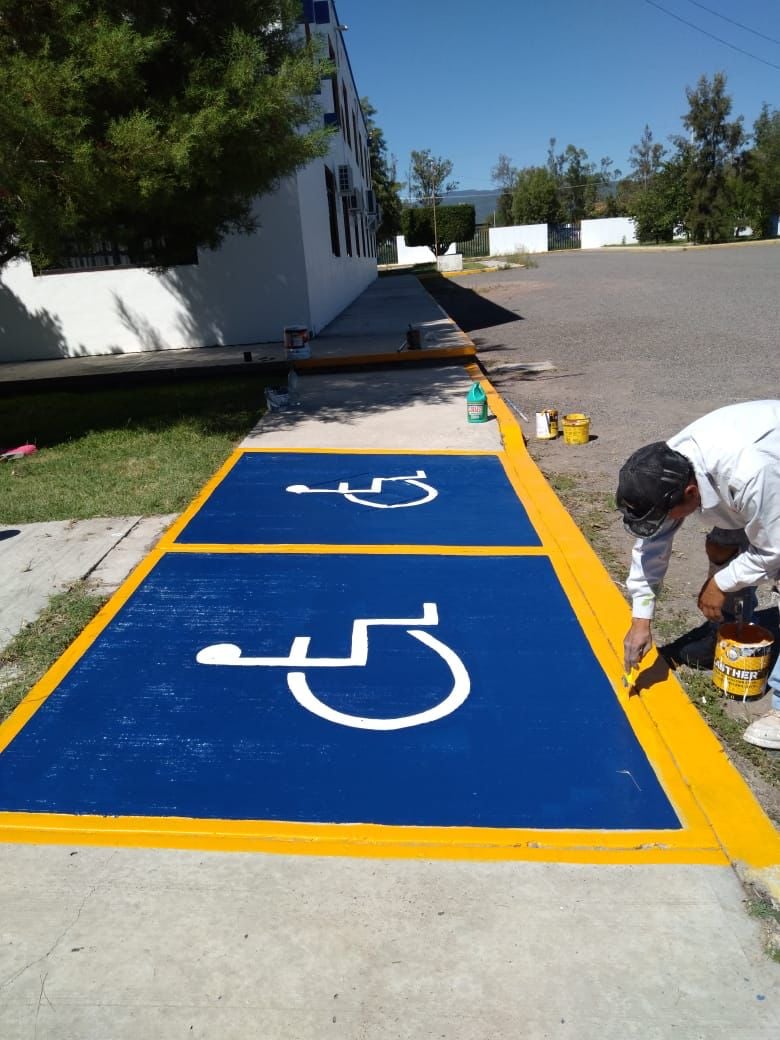 APOYAN CON LIMPIEZA Y PINTURA A UAZ CAMPUS JALPA