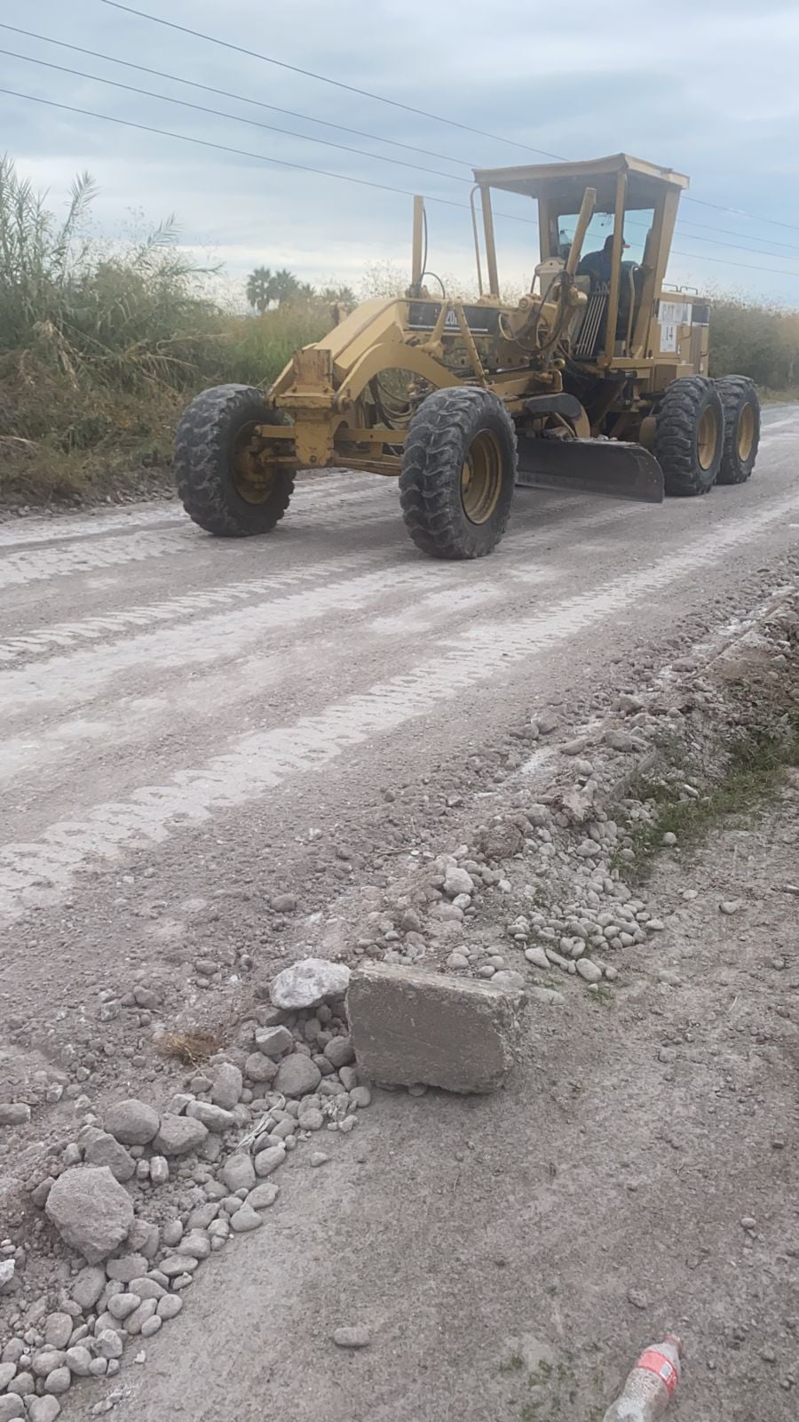 AVANZA MANTENIMIENTO EN LA GLORIETA DE APOZOL