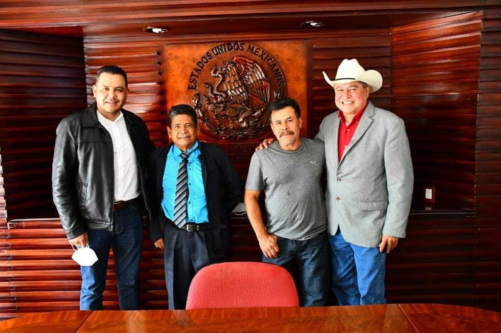 RECIBE ARMANDO DELGADILLO A LIDER JALPENSE