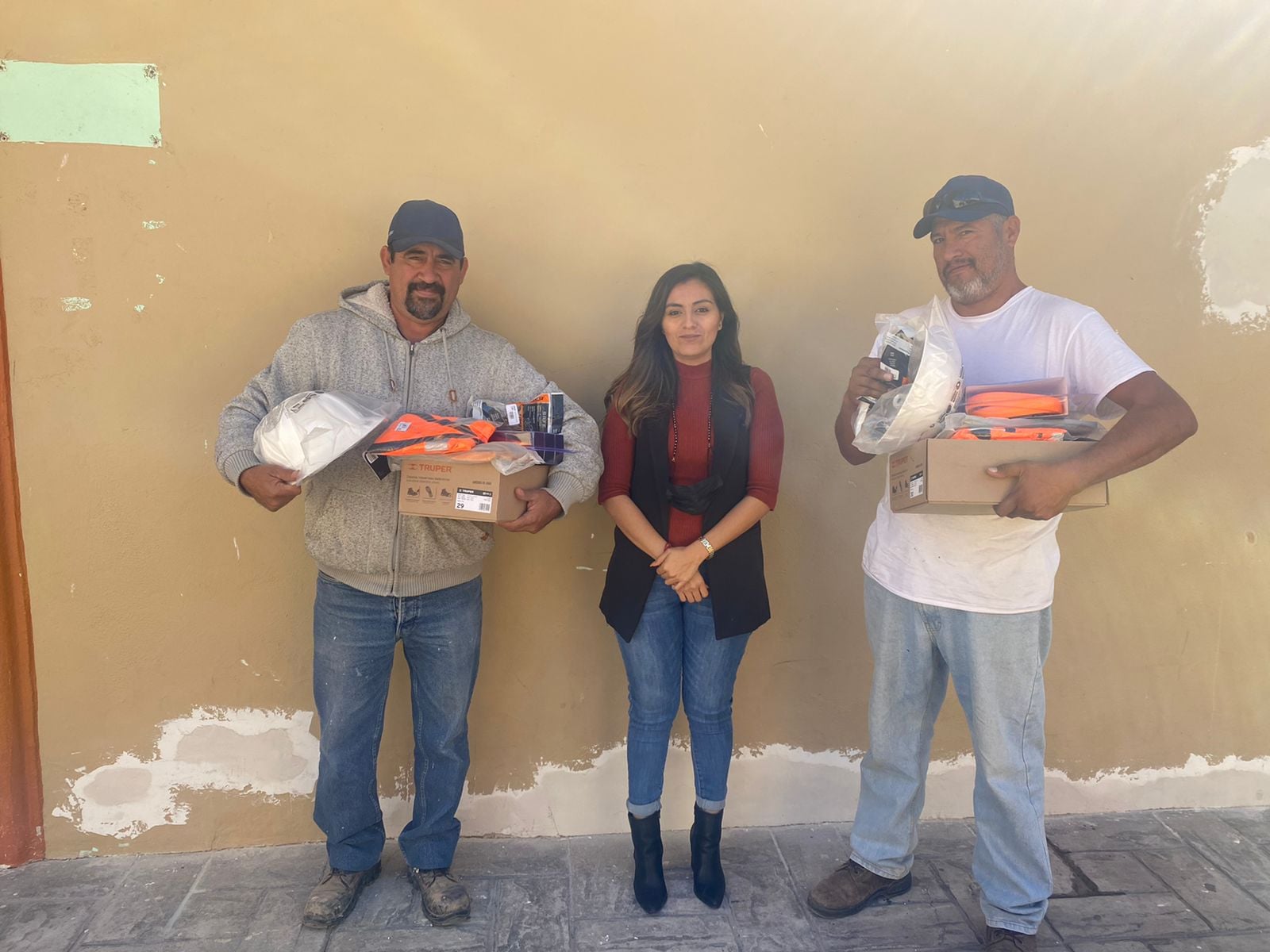 ENTREGA DE EQUIPOS DE SEGURIDAD A EMPLEADOS DE APOZOL
