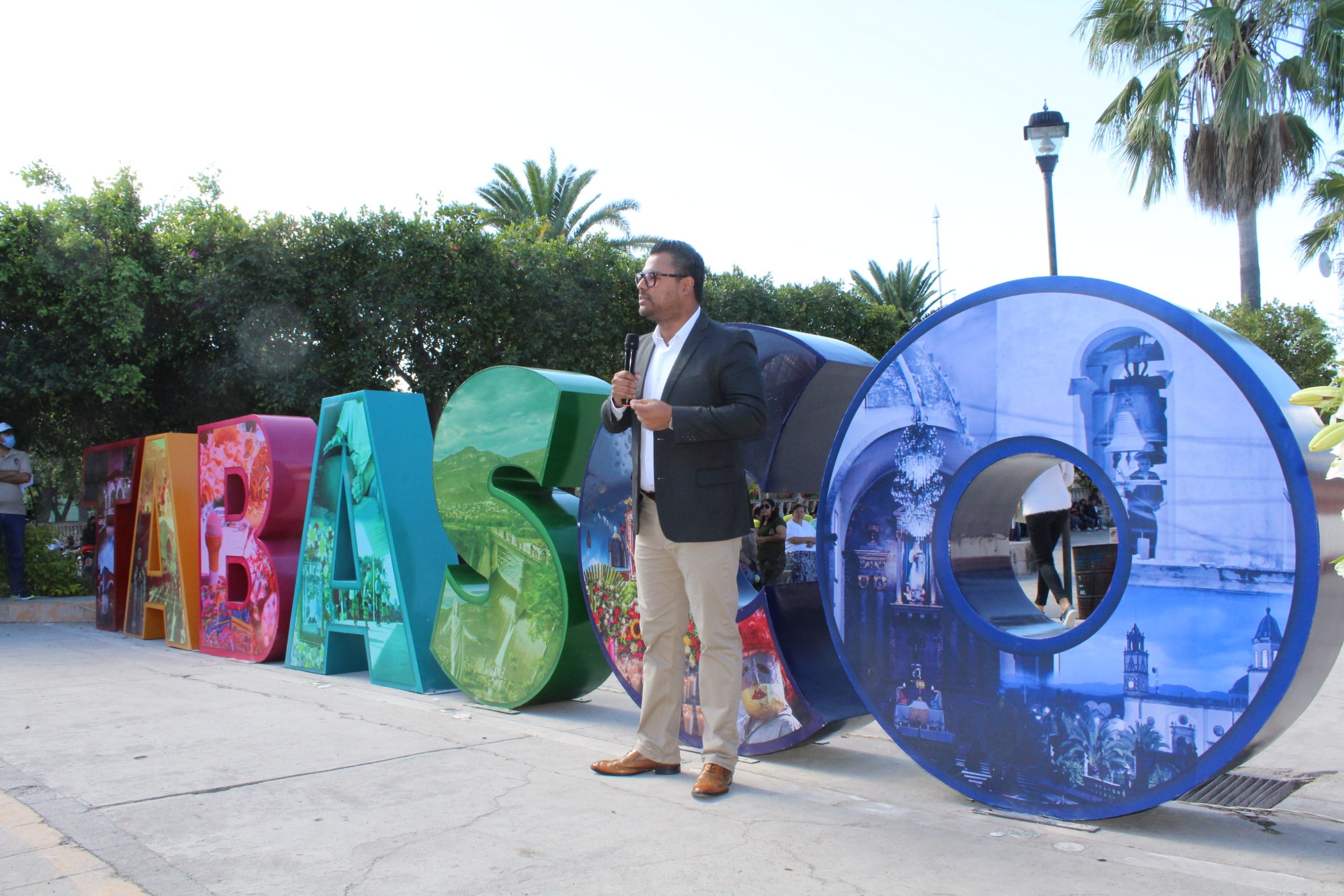 DEVELA GIL MARTÍNEZ LETRAS MONUMENTALES DE TABASCO