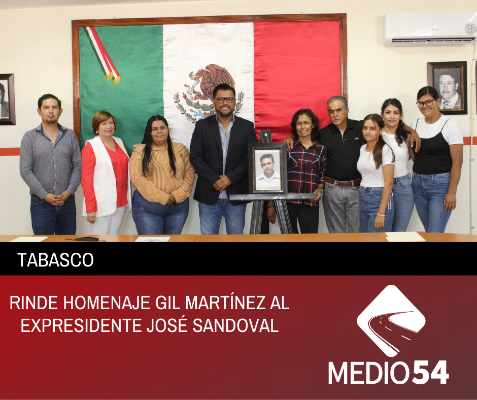 RINDE HOMENAJE GIL MARTÍNEZ AL EXPRESIDENTE JOSÉ SANDOVAL